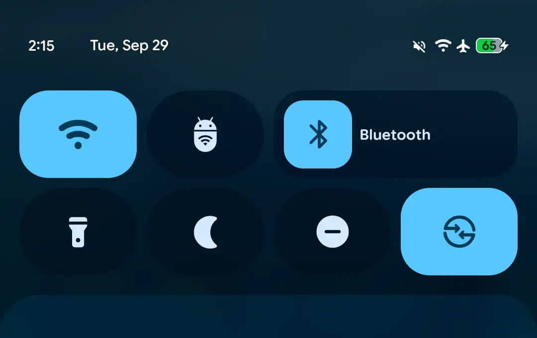 اسکرین‌شات پنل تنظیمات سریع Android 17 QPR2 Beta 6.1 در حالت تاریک. ساعت 2:15 و تاریخ Tue, Sep 29 در بالا دیده می‌شود، وای‌فای و بلوتوث روشن‌اند و دکمه چرخش خودکار به رنگ آبی روشن برجسته شده است. باتری با عدد 65 در حال شارژ است و آیکون‌های چراغ‌قوه، ماه و دکمه دایره‌ای با علامت منفی خاموش‌اند.