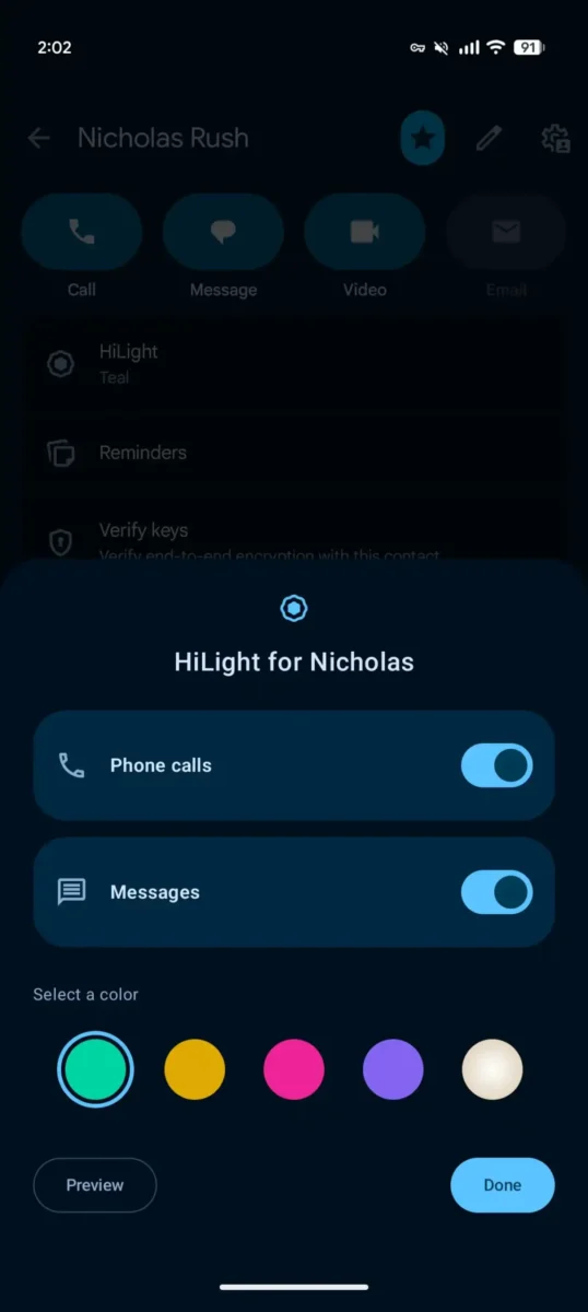 اسکرین‌شات صفحه مخاطب Nicholas Rush در اپ گوگل با نوار عمل‌های Call، Message، Video و Email. منوی پایین‌آمده با عنوان HiLight for Nicholas باز است، کلیدهای Phone calls و Messages روشن‌اند و در بخش Select a color پنج دایره رنگی سبز، زرد، صورتی، بنفش و کرم دیده می‌شود که رنگ سبز فیروزه‌ای انتخاب شده است.