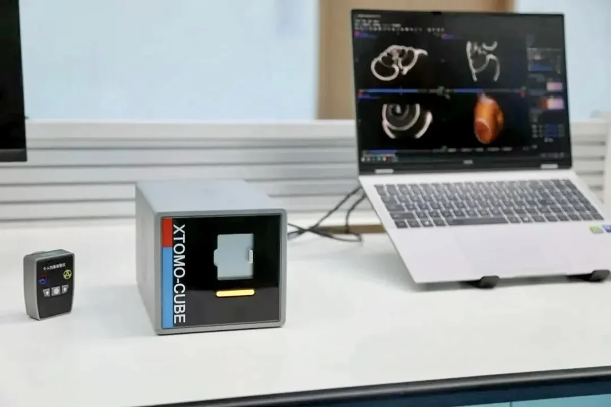 کوچک‌ترین سی‌تی‌اسکن جهان Xtomo-Cube در کنار لپ‌تاپ و نمایش تصاویر سه‌بعدی اسکن‌شده