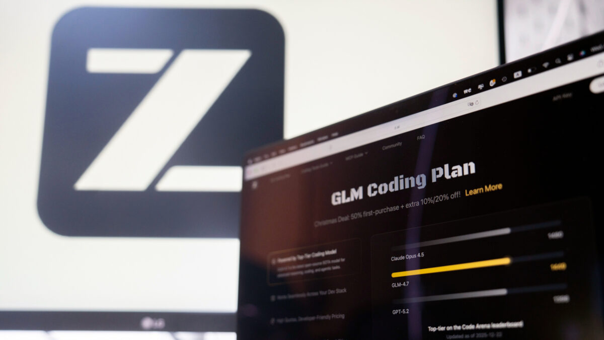 صفحه نمایش لپ‌تاپی که وب‌سایت GLM Coding Plan را نشان می‌دهد و در پس‌زمینه مانیتوری با لوگوی بزرگ حرف Z دیده می‌شود.