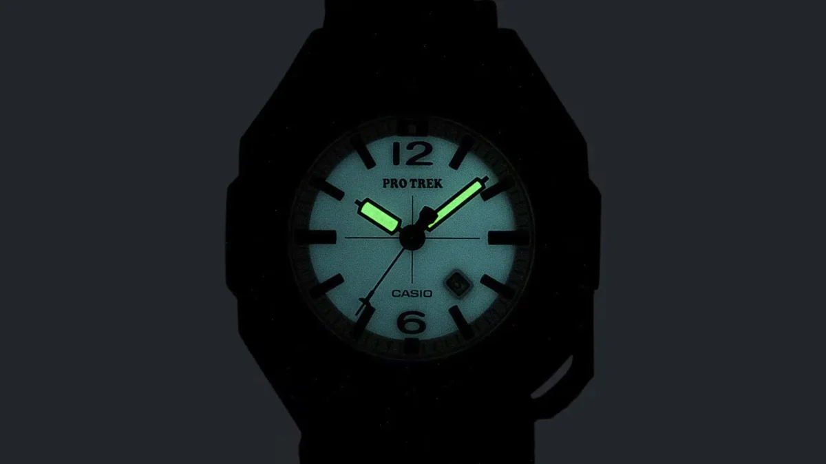 صفحه شب‌تاب ساعت Casio Pro Trek PRJ01AE-8 کاسیو در محیط تاریک