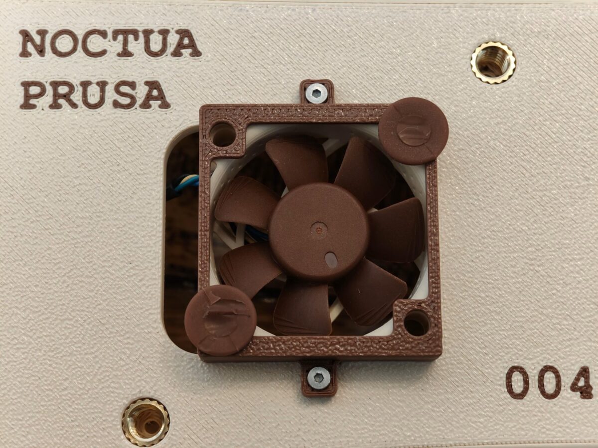 فن کوچک Noctua نصب‌شده داخل دوربین CAIM1