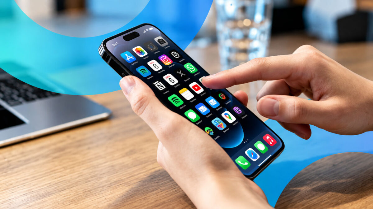 نمایش رابط کاربری iOS روی یک گوشی هوشمند اندرویدی در دست کاربر، پس از اجرای آزمایشی سیستم‌عامل اپل