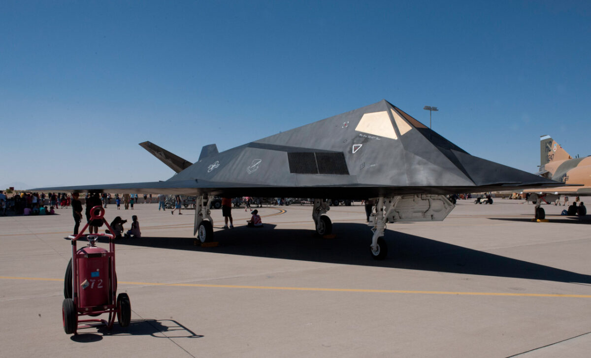 جنگنده رادارگریز F-117 نایت‌هاوک در نمایش هوایی روی باند فرودگاه