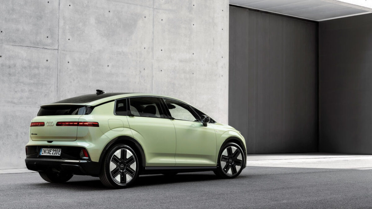نمای سه‌رخ عقب آئودی A2 E-tron با سقف مشکی و رینگ‌های بزرگ