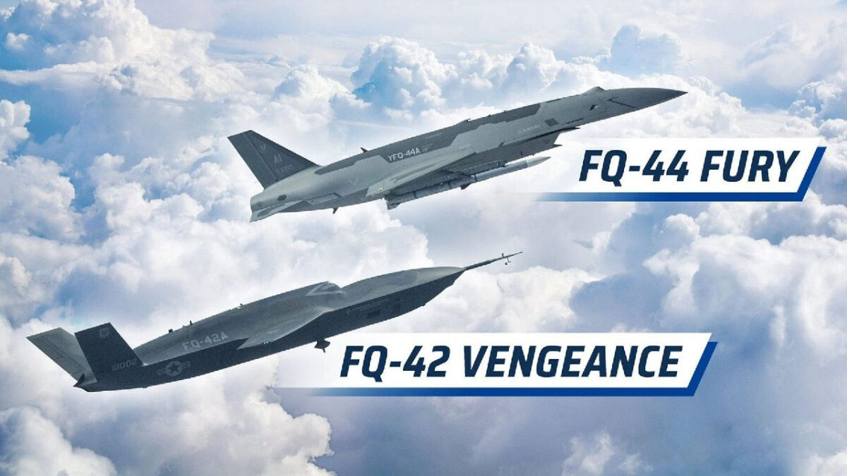 پهپادهای رزمی نیمه‌خودران FQ-42 و FQ-44 در حال پرواز در کنار جنگنده سرنشین‌دار نیروی هوایی آمریک