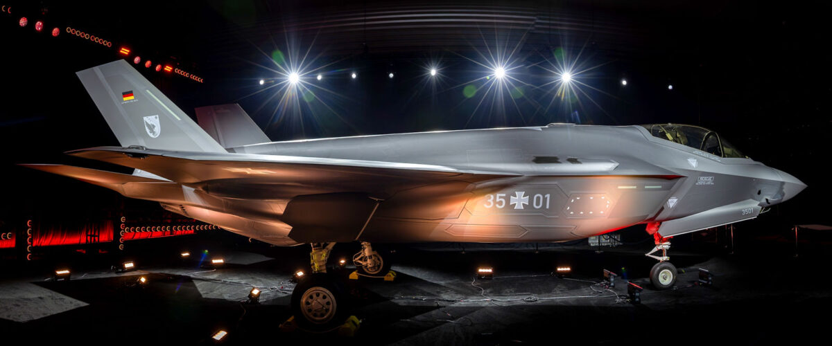 نمای جانبی نخستین جنگنده F-35A آلمان با نشان نیروی هوایی این کشور در مراسم رونمایی