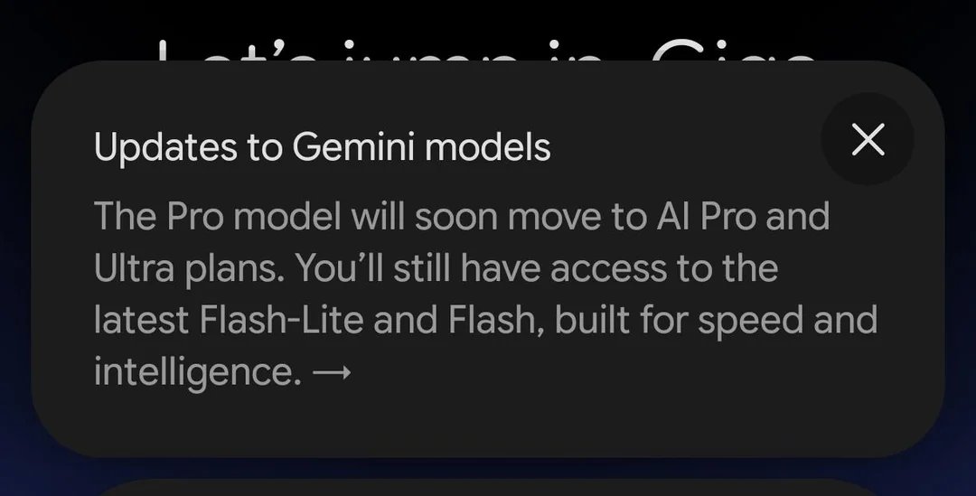 کادر اعلان تیره مربوط به تغییرات مدل‌های هوش مصنوعی Gemini با تیتر Updates to Gemini models که توضیح می‌دهد مدل Pro به‌زودی به اشتراک‌های AI Pro و Ultra منتقل می‌شود و دسترسی کاربران به مدل‌های Flash-Lite و Flash همچنان برقرار خواهد بود.