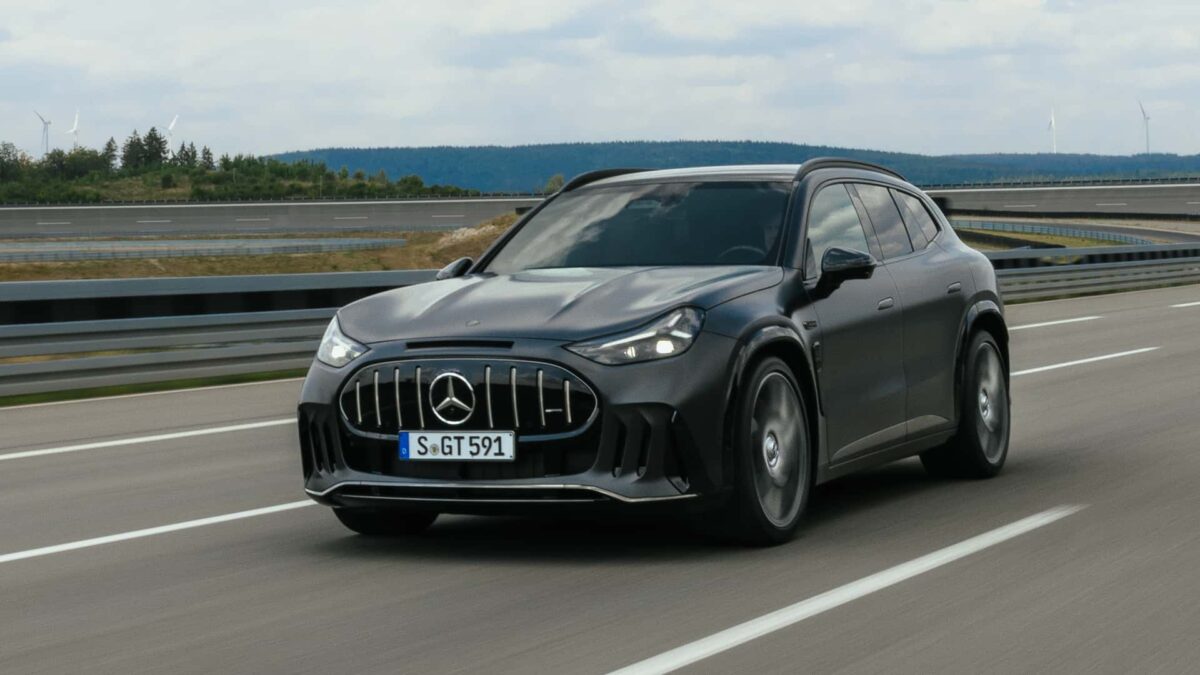مرسدس AMG GT SUV مشکی در حال حرکت در پیست