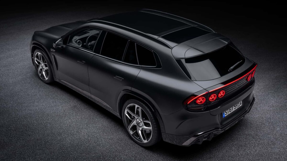 نمای سه‌رخ عقب مرسدس AMG GT SUV مشکی با سقف پانوراما