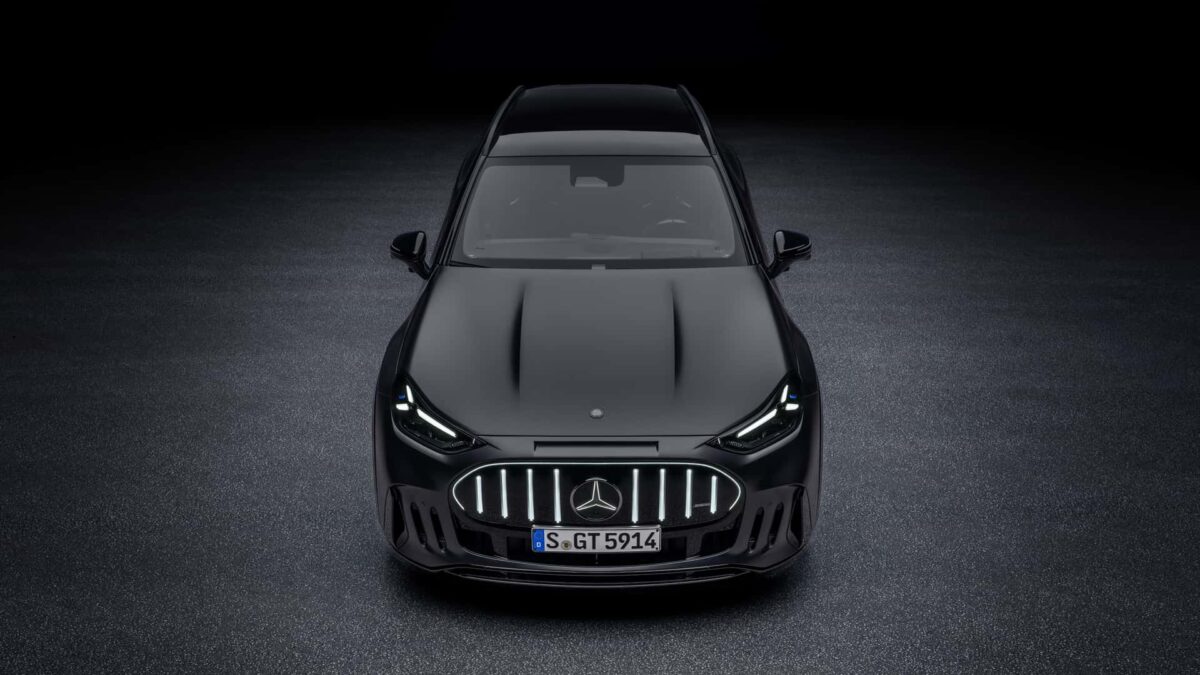نمای جلوی مرسدس AMG GT SUV مشکی با چراغ‌های روشن