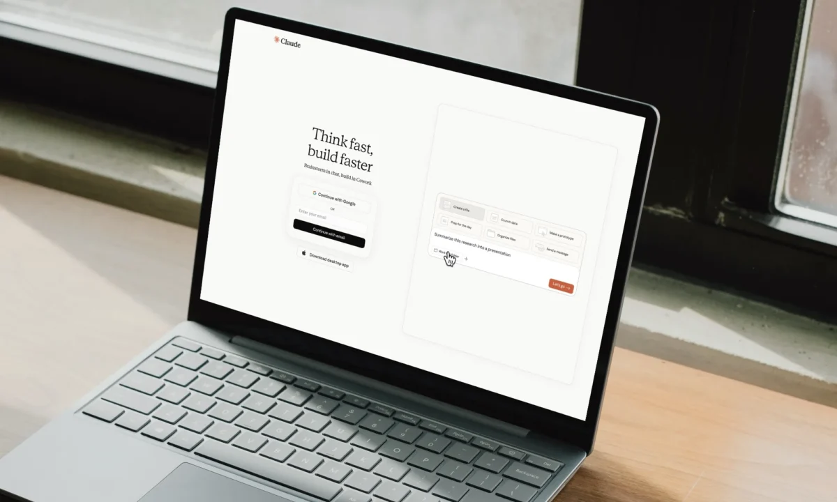 صفحه ورود وب‌سایت Claude روی نمایشگر لپ‌تاپ باز است؛ شعار «Think fast, build faster» به همراه گزینه‌های ورود با Google و ایمیل، و در کنار آن پیش‌نمایش ابزار Cowork با دکمه‌های ساخت فایل و پرزنتیشن روی میز چوبی کنار پنجره.