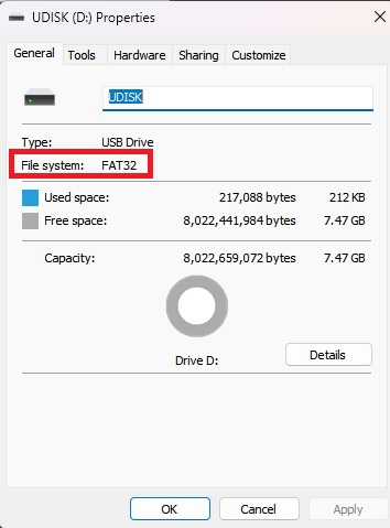 پنجره‌ی ویژگی‌های درایو USB در Windows که فایل‌سیستم آن را FAT32 و ظرفیتش را حدود ۷٫۴۷ گیگابایت نشان می‌دهد.
