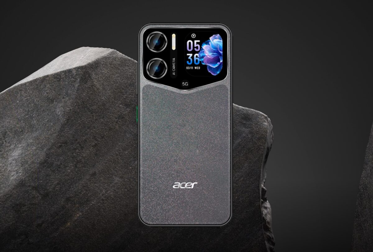 نمای پشت گوشی Acer Sospiro A70 با بدنه خاکستری بافت‌دار، دوربین دوگانه، نمایشگر کوچک روی مجموعه دوربین و نشان 5G؛ گوشی در برابر پس‌زمینه‌ای از سنگ تیره قرار گرفته است.