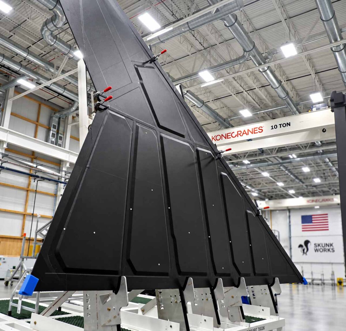 بخشی از بدنه پهپاد رادارگریز Vectis در خط مونتاژ مجموعه Skunk Works لاکهید مارتین