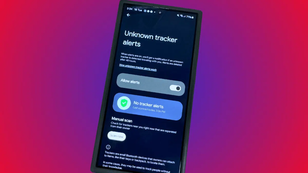 گوشی هوشمند سامسونگ با صفحه تنظیمات Unknown tracker alerts در پس‌زمینه بنفش و صورتی برای تشخیص و اسکن ردیاب‌های بلوتوثی ناشناس.