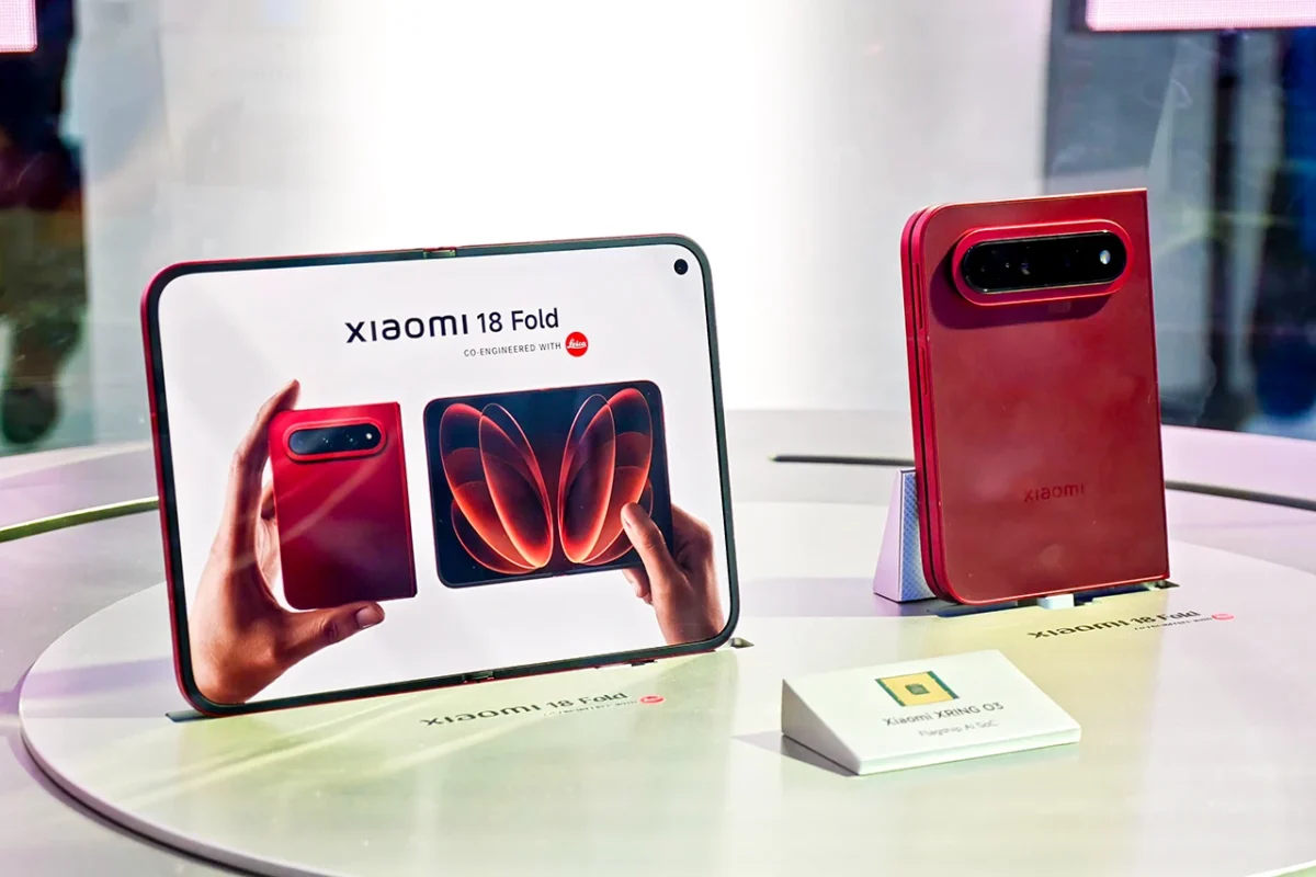 گوشی تاشوی Xiaomi 18 Fold در رنگ قرمز در کنار نمایشگر معرفی محصول