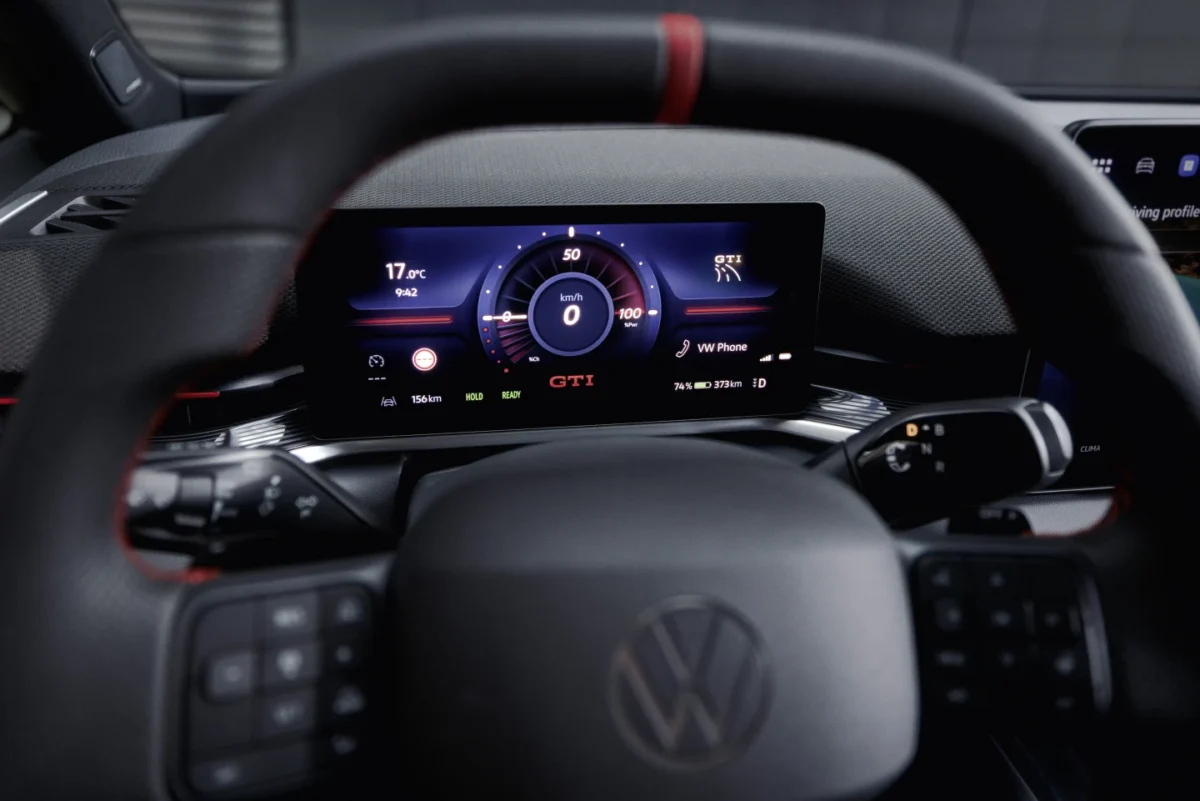 صفحه آمپر دیجیتال فولکس‌واگن ID.3 GTI با رابط کاربری GTI در پشت فرمان اسپرت