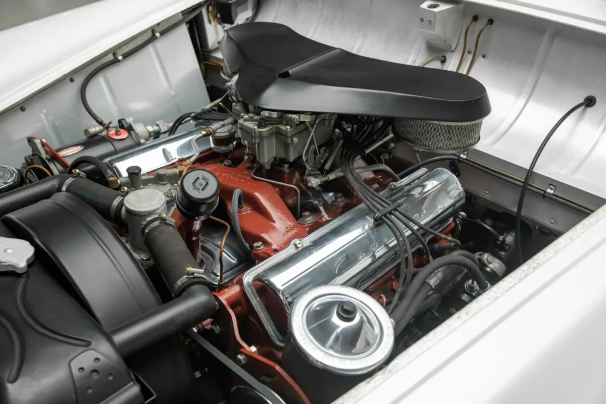 نمای نزدیک موتور V8 کادیلاک Elegante مدل ۱۹۵۳ با کاربراتور چهاردهانه و قطعات کرومی