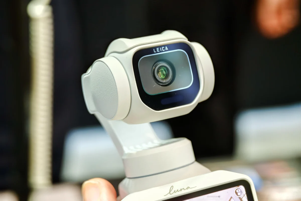نمای روبه‌رو از هد گیمبال مکانیکی و سنسور لنز دوربین سفید رنگ Insta360 Luna با نشان Leica در بخش بالایی ماژول لنز.