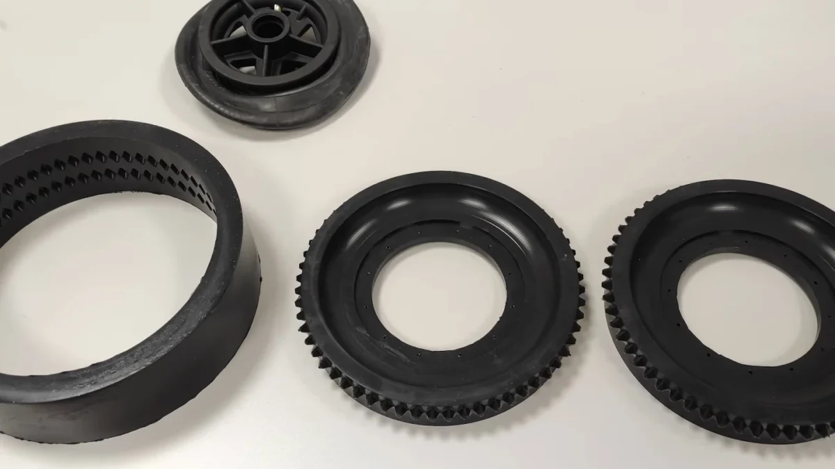 اجزای جداشده نمونه اولیه لاستیک ماژولار Ecotire شامل آج سیلیکونی قابل تعویض و بخش‌های اصلی بدنه لاستیک 