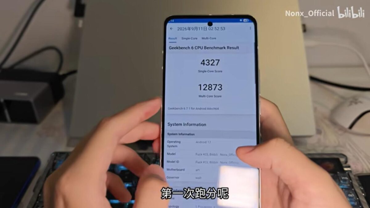 تصویر گوشی هوشمند در حال نمایش امتیاز بنچمارک Geekbench 6؛ امتیاز تک‌هسته‌ای ۴۳۲۷ و امتیاز چند‌هسته‌ای ۱۲۸۷۳ ثبت شده و اطلاعات سیستم نشان‌دهنده اندروید ۱۷ با مدل آزمایشی Fuck KOL Bilibili Nonx Official است.