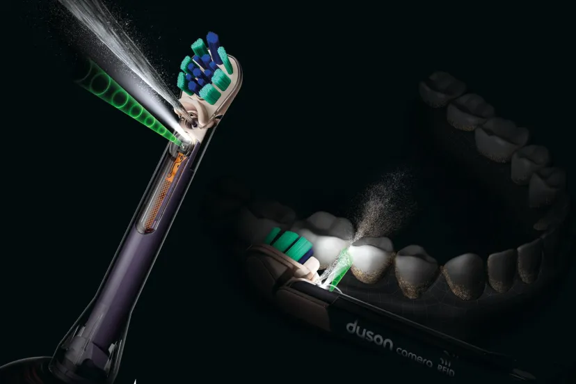 طرح گرافیکی سه‌بعدی از عملکرد سر مسواک هوشمند دایسون هنگام پاشش آب و پاکسازی جرم بین دندان‌ها در پس‌زمینه تیره.