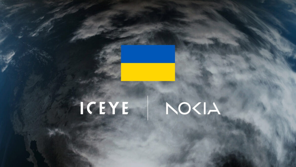 پرچم اوکراین در کنار لوگوهای شرکت‌های ICEYE و نوکیا بر فراز تصویر ماهواره‌ای زمین، به مناسبت توافق برای توسعه شبکه ماهواره‌ای اختصاصی اوکراین 