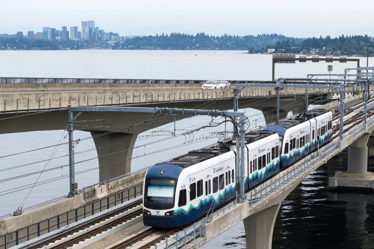 قطار مسافری Sound Transit در حال حرکت روی نخستین پل ریلی شناور جهان در دریاچه واشنگتن
