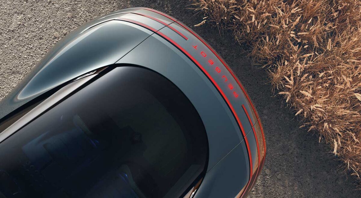 نمای بالای بخش عقب پژو RCZ Vision با سقف شیشه‌ای حبابی، چراغ‌های LED قرمز سرتاسری و نوشته نورانی PEUGEOT