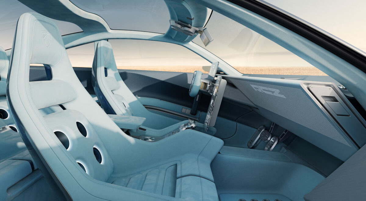 نمای صندلی‌های عقب پژو RCZ Vision با روکش آبی روشن، طراحی اسپرت، پشتی‌های توخالی و سقف شیشه‌ای پانوراما