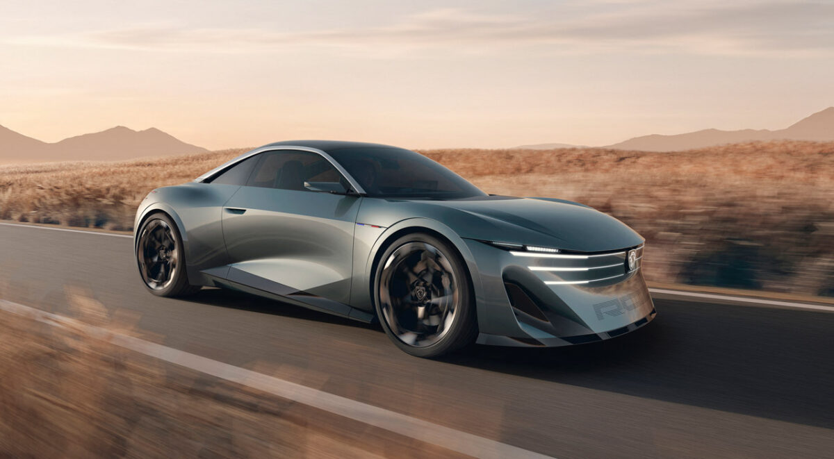 خودروی برقی پژو RCZ Vision با طراحی آیرودینامیک، رینگ‌های بزرگ مشکی و سقف شیشه‌ای در حال حرکت در جاده‌ای بیابانی