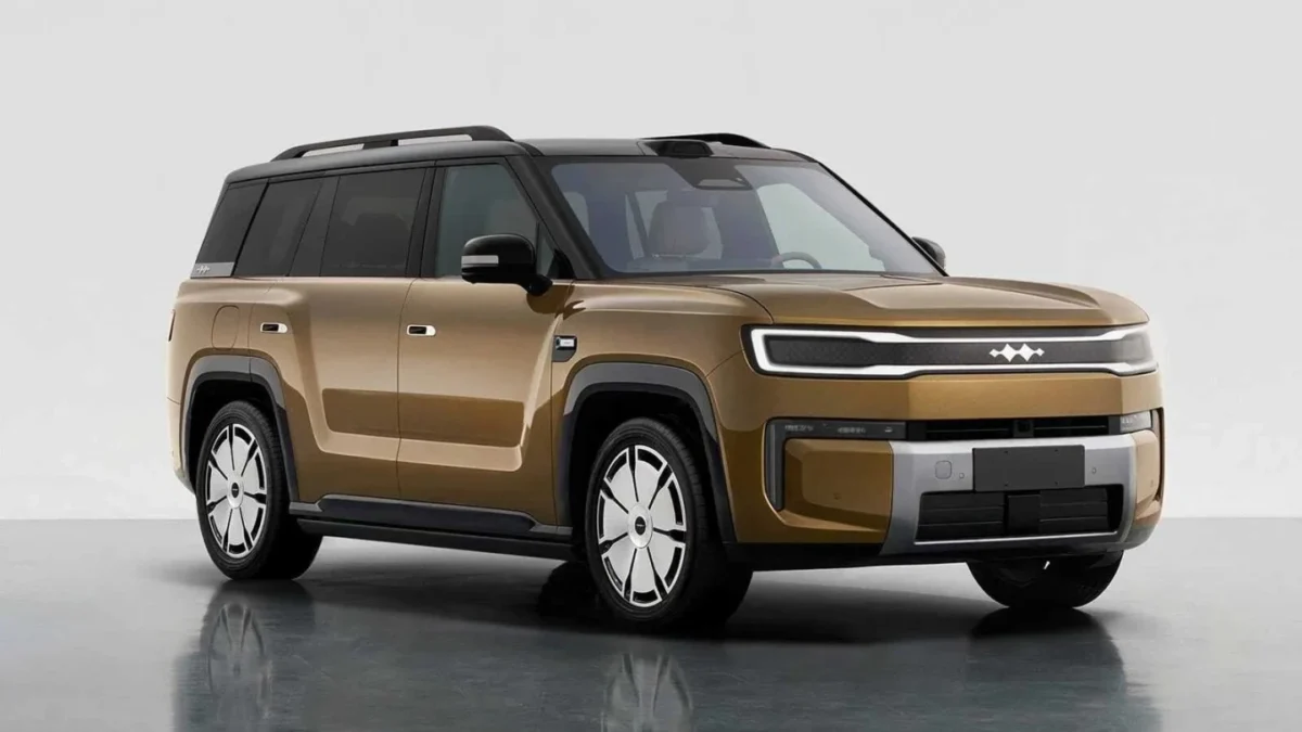 نمای سه‌رخ جلو از شاسی‌بلند BYD FCB Ti 9 با بدنه طلایی و طراحی جعبه‌ای