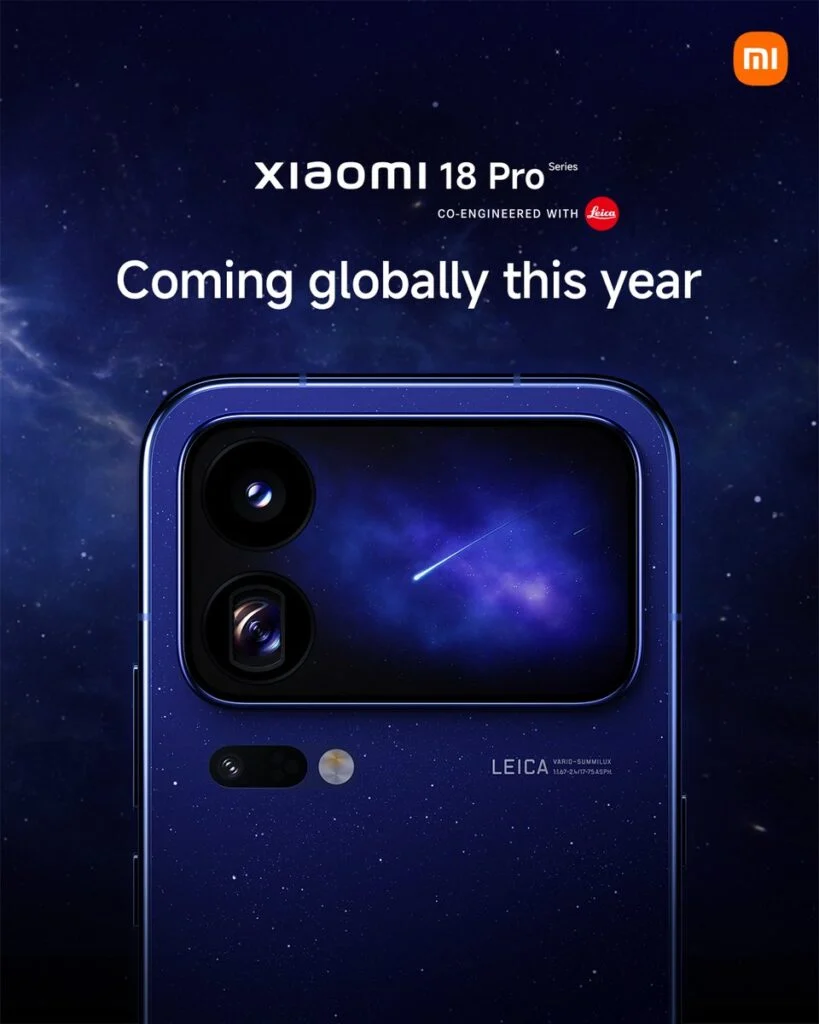 پوستر تبلیغاتی معرفی جهانی سری Xiaomi 18 Pro با همکاری لایکا روی پس‌زمینه آسمان پرستاره شب، نمایش پنل پشتی آبی‌رنگ گوشی با ماژول دوربین مستطیلی و نمایشگر ثانویه با تصویر شهاب‌سنگ.