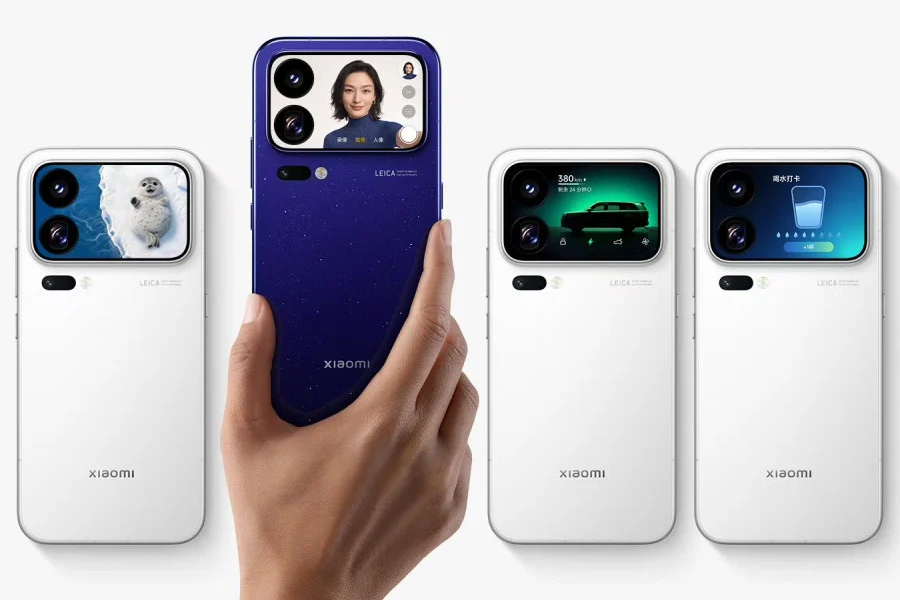 نمای پشت گوشی‌های هوشمند Xiaomi 18 Pro در رنگ‌های آبی براق و سفید، در دست کاربر و در حالت‌های مختلف که عملکرد نمایشگر ثانویه پشت را در نمایش منظره‌یاب عکاسی، ویجت باتری خودرو و یادآور نوشیدن آب نشان می‌دهد.