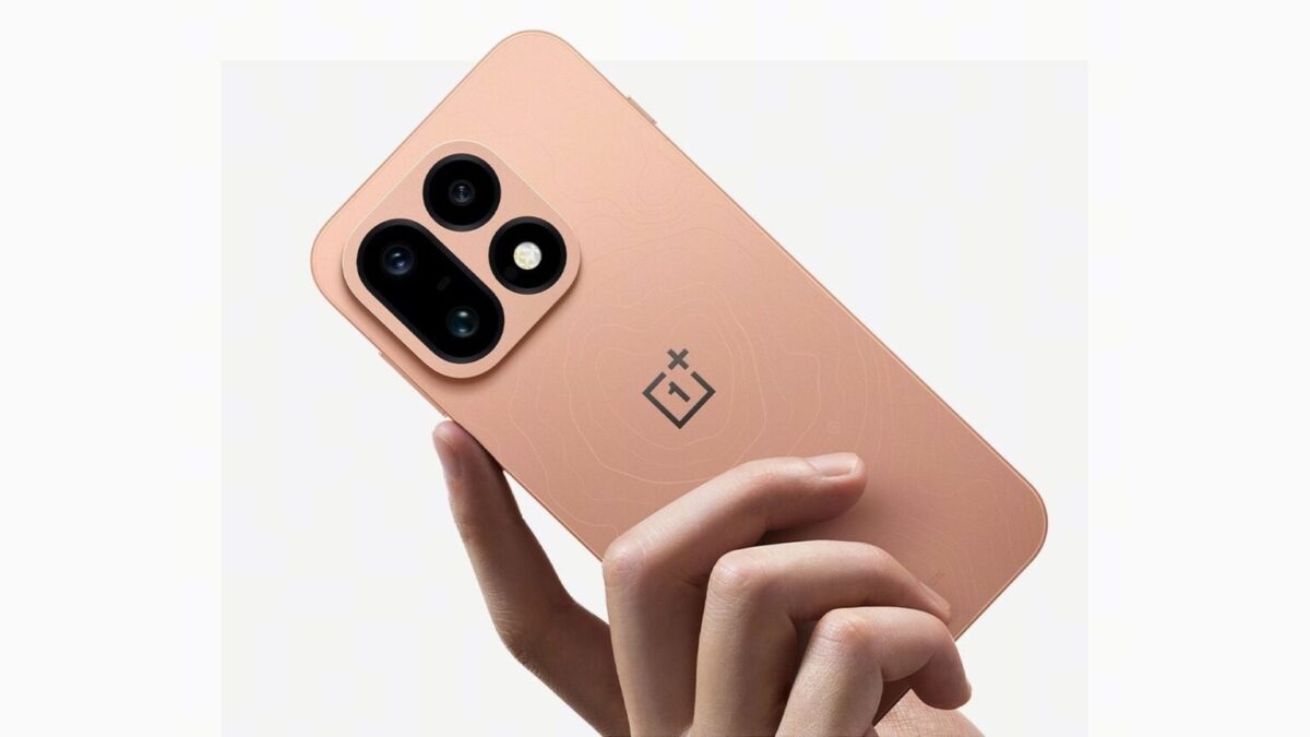 نمای پشت گوشی صورتی‌رنگ OnePlus 16 در دست کاربر، با ماژول دوربین برجسته و نشان وان‌پلاس روی قاب ساده.
