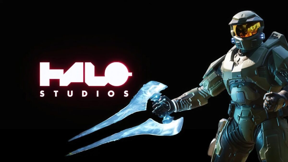 شخصیت مستر چیف با زره سبز و سلاح انرژی سورد در دست، در کنار لوگوی Halo Studios با پس‌زمینه مشکی.