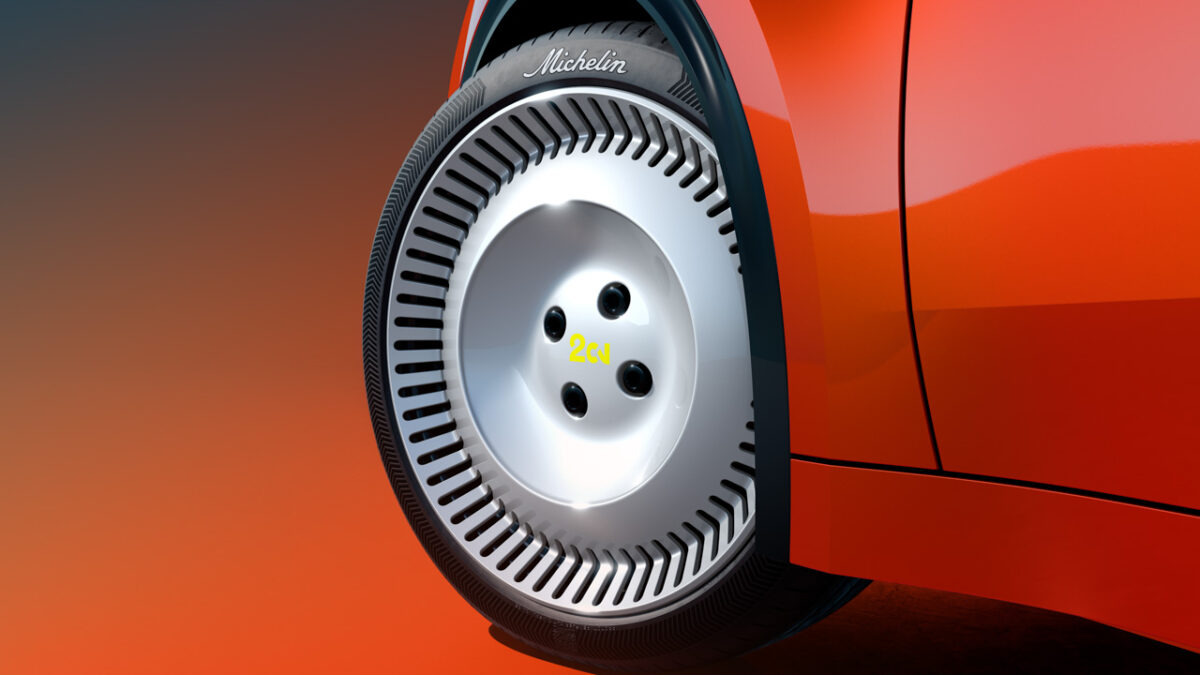 نمای نزدیک چرخ سیتروئن 2CV برقی با رینگ نقره‌ای، طراحی کلاسیک و لاستیک میشلن