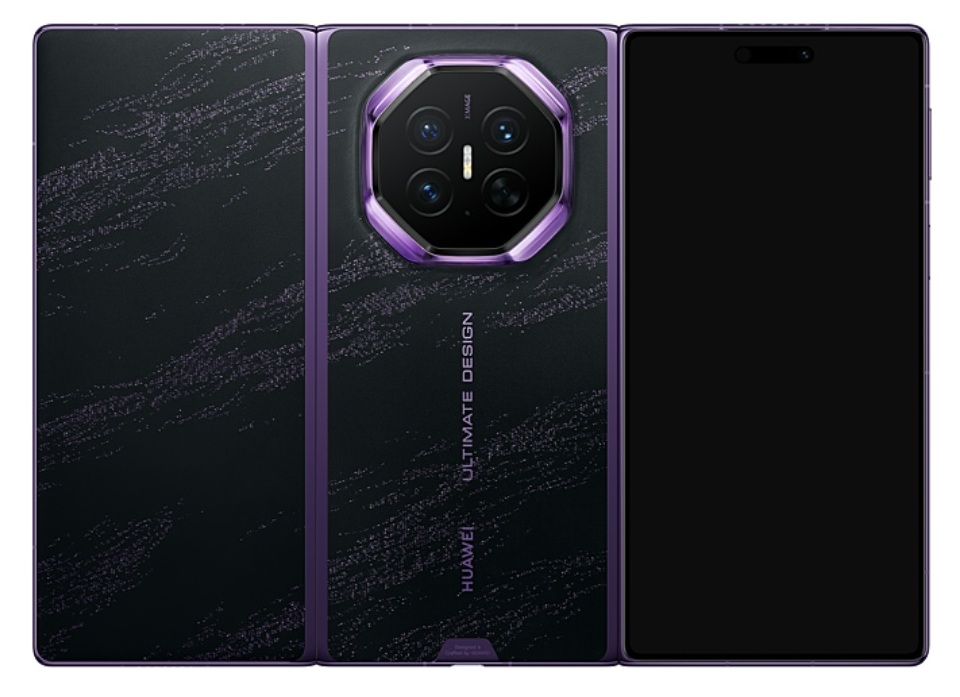 نمای پشتی گوشی تاشوی سه‌لایه Huawei Mate XT 2 در رنگ بنفش با پنل بافت‌دار و ماژول دوربین هشت‌ضلعی بنفش‌رنگ با چهار لنز در کنار نمایشگر باز گوشی.