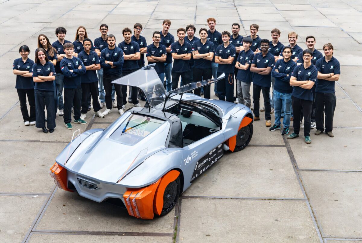 اعضای تیم دانشجویی TU/ecomotive در کنار خودروی برقی مفهومی VENTRA