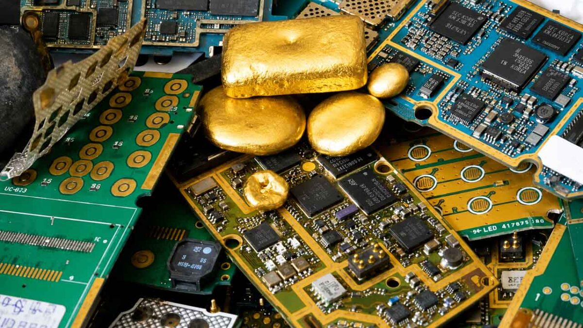 قطعات برد الکترونیکی و مدارهای بازیافتی در کنار چند قطعه طلا، نمادی از استخراج فلزات ارزشمند از زباله‌های الکترونیکی