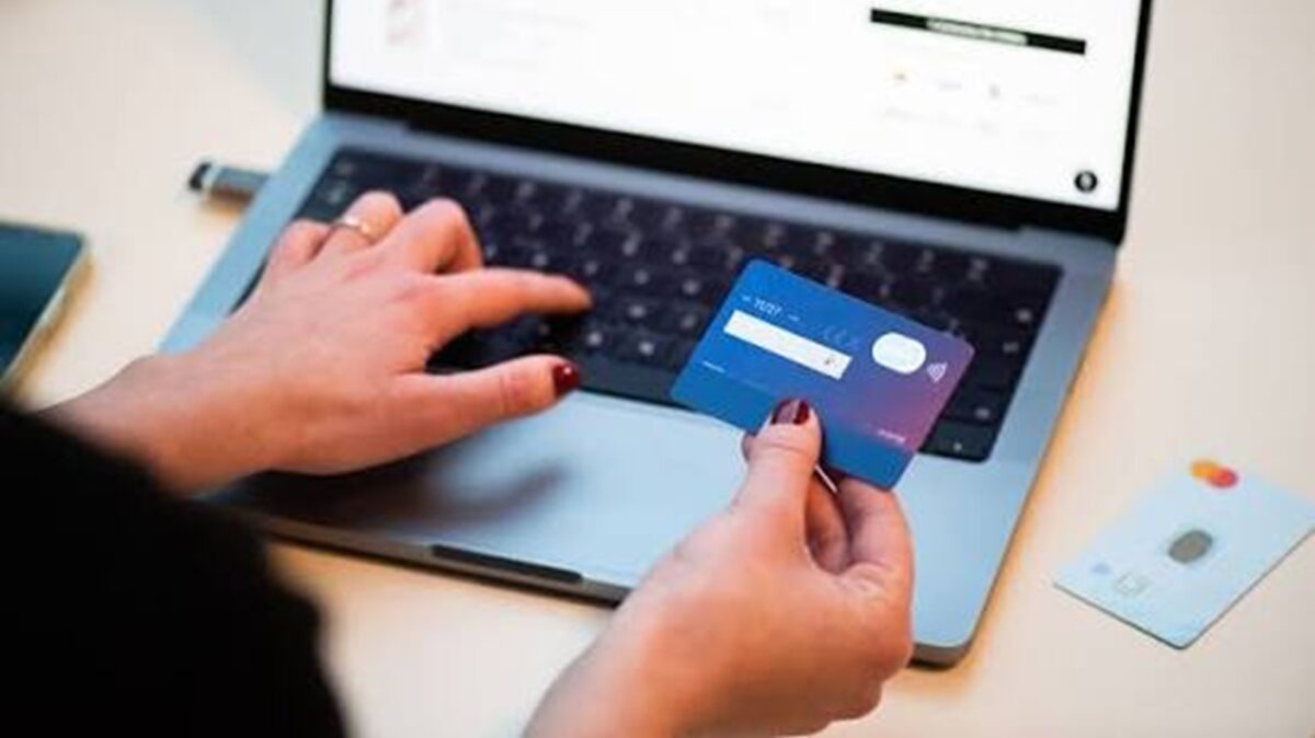 یک CTA مناسب باید دقیقا به کاربر بگوید مرحله بعدی چیست؛ عباراتی مانند «افزودن به سبد خرید»، «خرید محصول» یا «مشاهده قیمت» در بسیاری از موقعیت‌ها از CTAهای مبهم عملکرد بهتری دارند، زیرا اقدام مورد انتظار را روشن می‌کنند. 