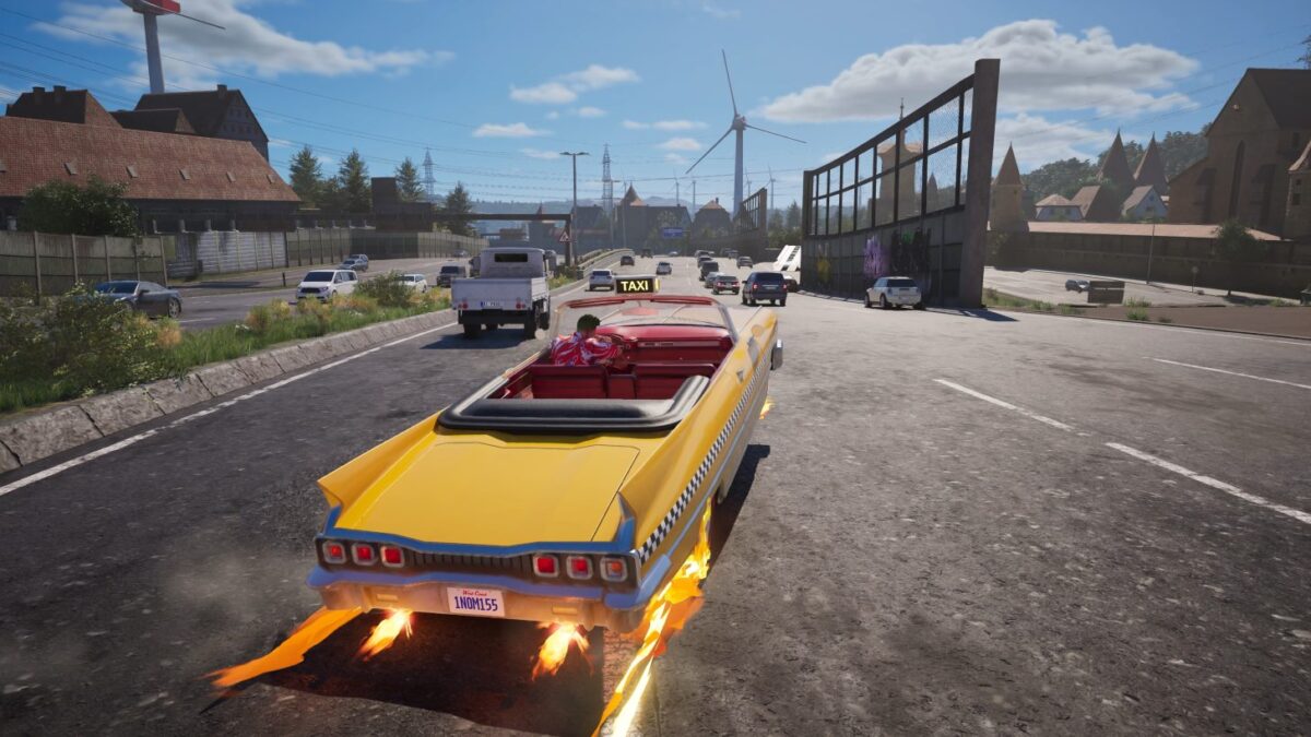 نمای پشت تاکسی زرد رنگ روباز بازی Crazy Taxi در حال حرکت پرسرعت با شعله‌های آتش زیر چرخ‌ها در اتوبان حومه شهر.