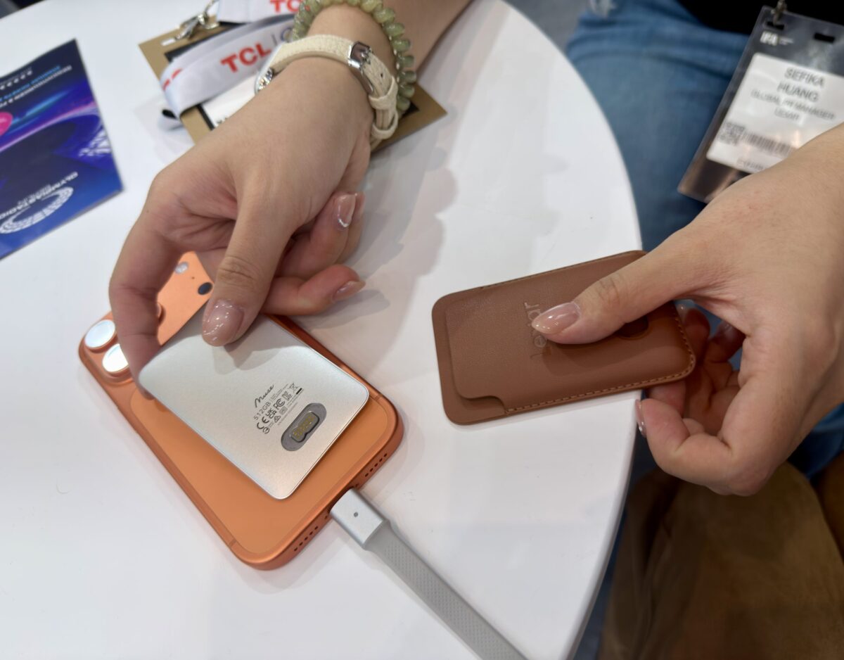 اتصال مغناطیسی SSD Lexar Muse به گوشی آیفون