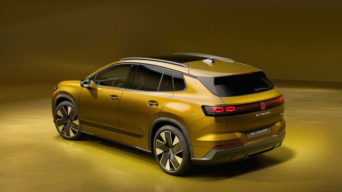نمای سه‌رخ عقب فولکس‌واگن ID. Tiguan برقی با چراغ‌های قرمز پیوسته، سقف مشکی و طراحی جدید سپر عقب