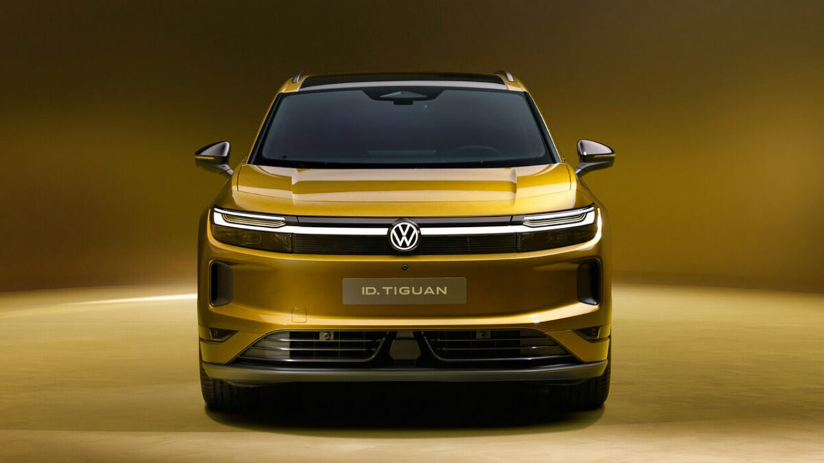 نمای جلوی فولکس‌واگن ID. Tiguan برقی ۲۰۲۷ با چراغ‌های LED روشن، لوگوی نورانی فولکس‌واگن و طراحی جدید سپر جلو