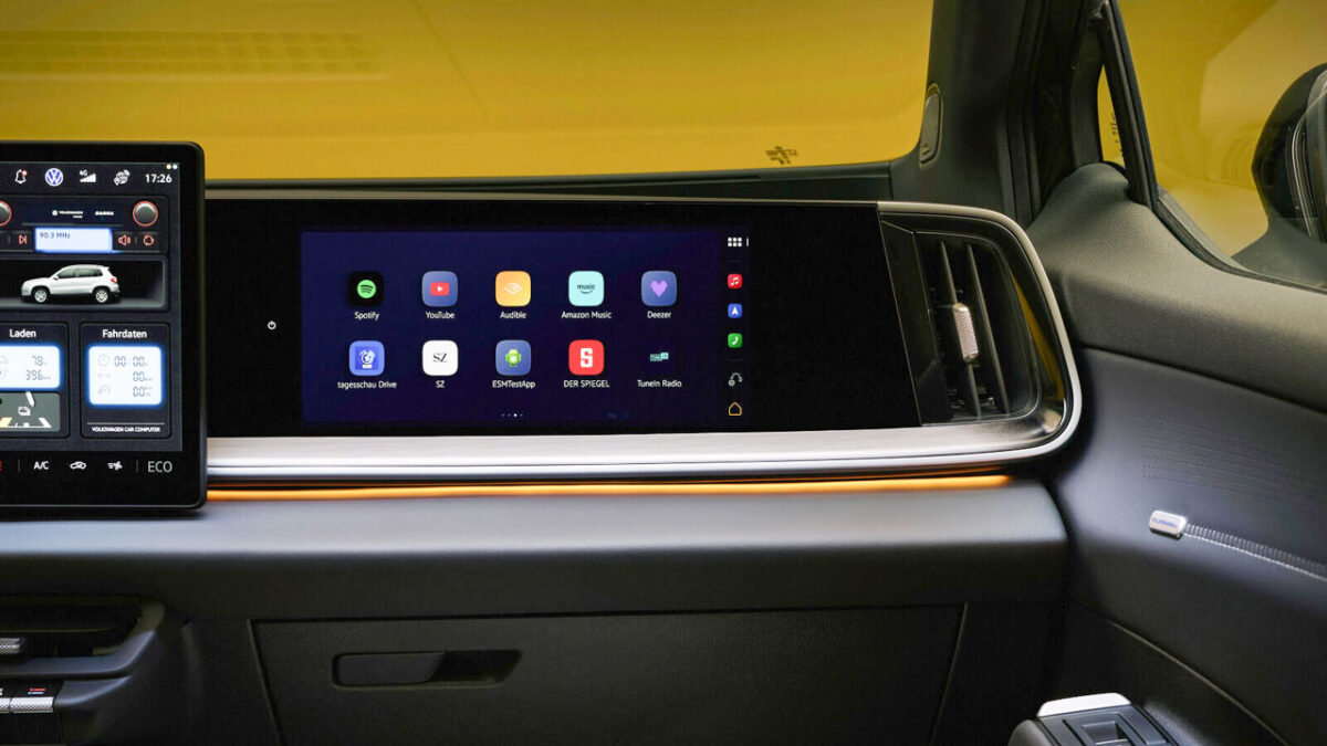 نمایشگر ۱۲ اینچی سرنشین جلو در فولکس‌واگن ID. Tiguan با اپلیکیشن‌های Spotify، YouTube و Amazon Music در کنار نورپردازی داشبورد