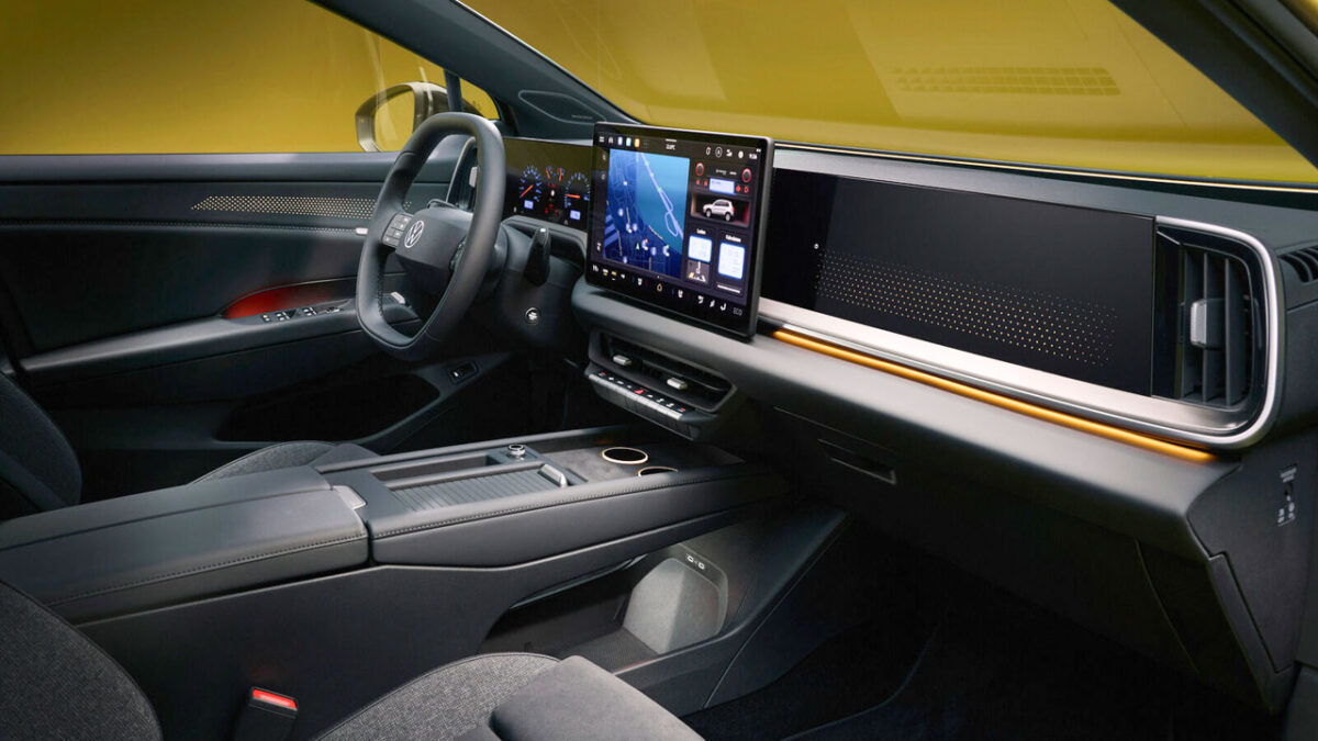 نمای سه‌رخ کابین فولکس‌واگن ID. Tiguan برقی با نمایشگر مرکزی ۱۵ اینچی، نمایشگر اختصاصی سرنشین جلو و کنسول میانی جدید