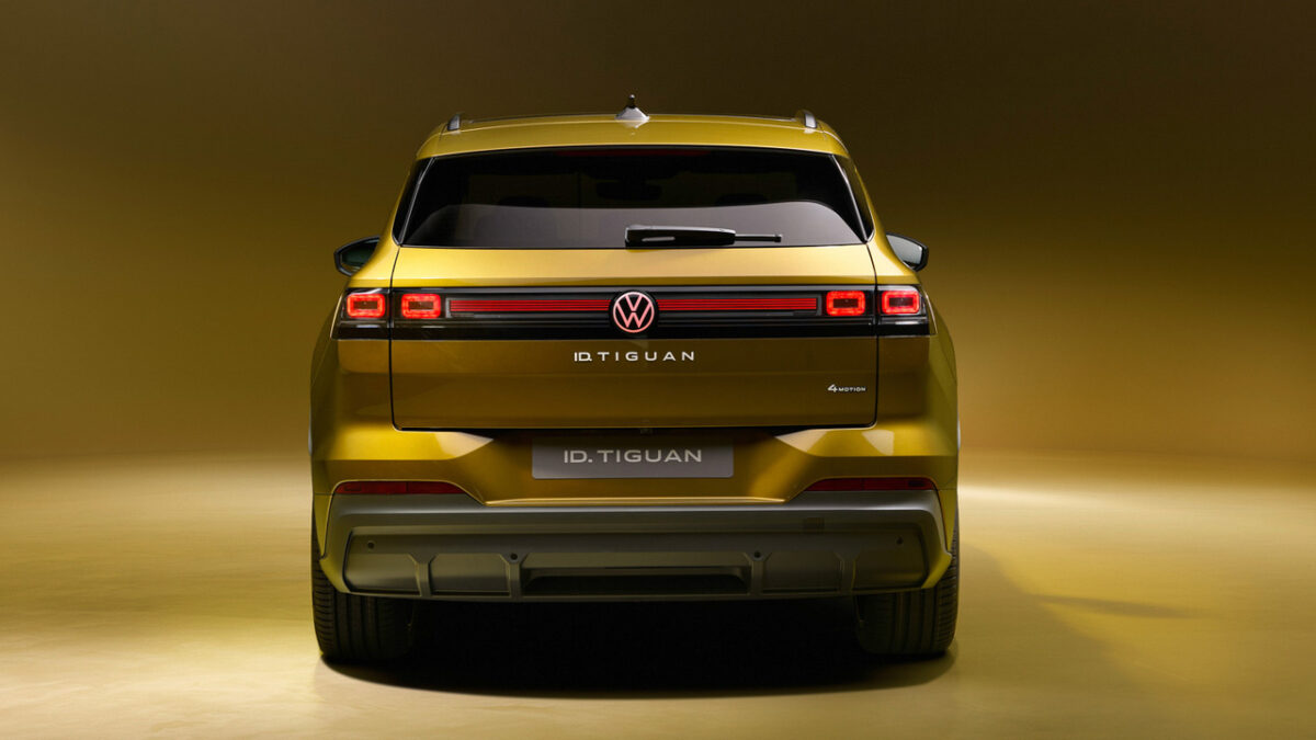 نمای عقب فولکس‌واگن ID. Tiguan برقی ۲۰۲۷ با بدنه طلایی، چراغ‌های LED سراسری و نشان فولکس‌واگن در مرکز در صندوق عقب