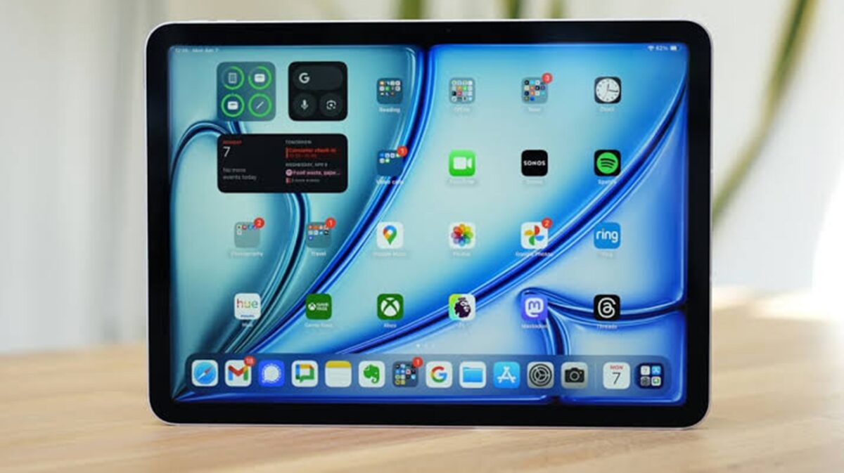 iPad Air M3 در دو اندازه ۱۱ و ۱۳ اینچی عرضه شده و از تراشه M3 با CPU هشت‌هسته‌ای، GPU نه‌هسته‌ای، Neural Engine شانزده‌هسته‌ای، پهنای باند حافظه ۱۰۰GB/s و ۸ گیگابایت حافظه یکپارچه استفاده می‌کند.